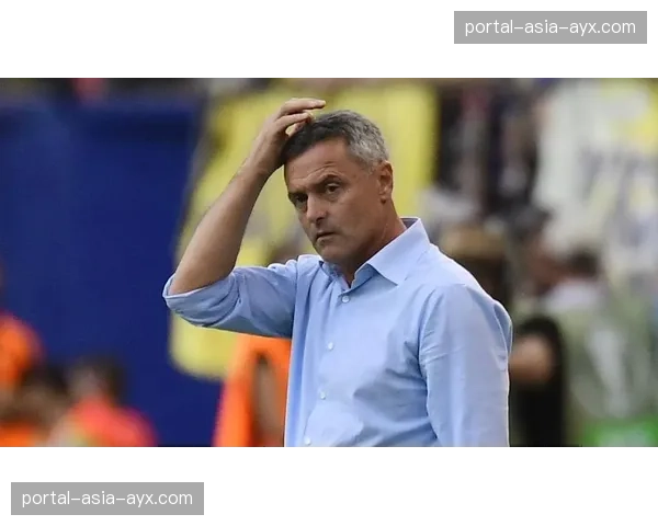 特写:争议点球判罚后,塞尔塔主帅向第四官员激烈抗议