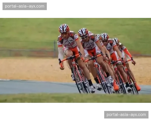 特写瞬间：观众在卡佩尔鲁为艰难骑行的车手泼水降温