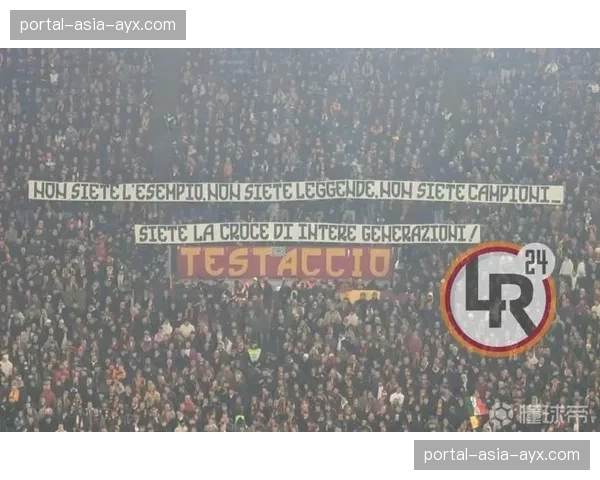 特写：球迷自制巨型横幅祝福受伤球员，里约热内卢马拉卡纳体育馆温情一幕